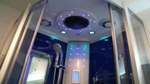 Koupelna v ubytování Ferienwohnung Apartment Seehöhe - im Maarberg Resort - in Schalkenmehren am See