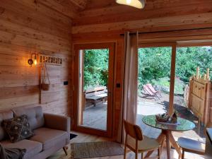 Petit chalet neuf indépendant 2 pers "La cabane de Jean "的休息区