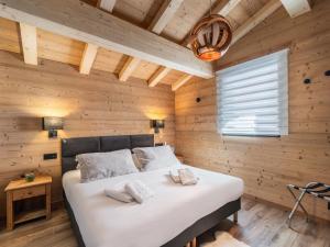 Ένα ή περισσότερα κρεβάτια σε δωμάτιο στο Apt L'attique - BO Immobilier - Reduced prices on ski passes Châtel & Portes du Soleil