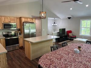 Galería fotográfica de All Decked Up - wifi, view, river access, fire pit, 3 bedrooms, games, family friendly en Great Cacapon