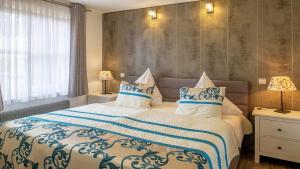 Postel nebo postele na pokoji v ubytování Ferienwohnung Apartment Seeidyll - im Maarberg Resort - in Schalkenmehren am See