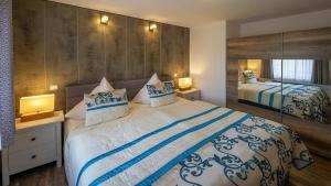 Postel nebo postele na pokoji v ubytování Ferienwohnung Apartment Seeidyll - im Maarberg Resort - in Schalkenmehren am See