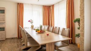 a dining room with a wooden table and chairs at Ferienhaus City Ferienhaus Daun in Daun