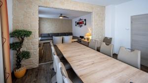 a dining room with a wooden table and chairs at Ferienhaus City Ferienhaus Daun in Daun