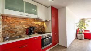 Kuchyň nebo kuchyňský kout v ubytování Ferienwohnung Maaridyll - im Maarberg Resort - in Schalkenmehren am See