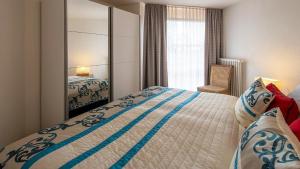 Postel nebo postele na pokoji v ubytování Ferienwohnung Maaridyll - im Maarberg Resort - in Schalkenmehren am See