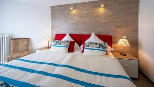 Postel nebo postele na pokoji v ubytování Ferienwohnung Maaridyll - im Maarberg Resort - in Schalkenmehren am See