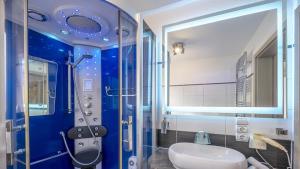 Koupelna v ubytování Ferienwohnung Maaridyll - im Maarberg Resort - in Schalkenmehren am See + 6 fotografií