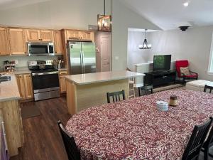 Galería fotográfica de All Decked Up - wifi, view, river access, fire pit, 3 bedrooms, games, family friendly en Great Cacapon