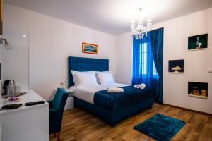 スプリトにあるCenter Luxury Rooms 2のベッドルーム(青いベッド1台、デスク付)