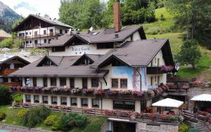 a building with flowers on the side of it at Hotel El Laresh in Moena