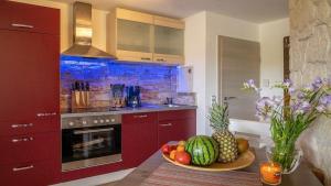 Kuchyň nebo kuchyňský kout v ubytování Ferienwohnung Studio Vulkanpanorama - im Maarberg Resort - in Schalkenmehren am See