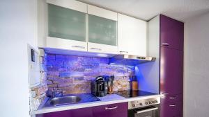 Kuchyň nebo kuchyňský kout v ubytování Ferienwohnung Ferienwohnung Maarhöhe - im Maarberg Resort - in Schalkenmehren am See