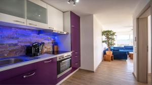 Kuchyň nebo kuchyňský kout v ubytování Ferienwohnung Ferienwohnung Maarhöhe - im Maarberg Resort - in Schalkenmehren am See