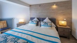 Postel nebo postele na pokoji v ubytování Ferienwohnung Ferienwohnung Maarhöhe - im Maarberg Resort - in Schalkenmehren am See