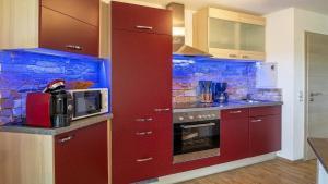Kuchyň nebo kuchyňský kout v ubytování Ferienwohnung Studio Vulkanpanorama - im Maarberg Resort - in Schalkenmehren am See
