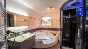 Koupelna v ubytování Ferienwohnung Studio Vulkanpanorama - im Maarberg Resort - in Schalkenmehren am See