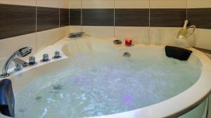 Koupelna v ubytování Ferienwohnung Studio Vulkanpanorama - im Maarberg Resort - in Schalkenmehren am See + 6 fotografií