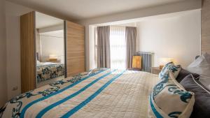 Postel nebo postele na pokoji v ubytování Ferienwohnung Ferienwohnung Maarhöhe - im Maarberg Resort - in Schalkenmehren am See