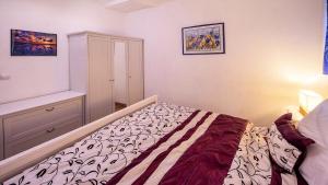 Un dormitorio con una cama y una cómoda. en Ferienwohnung Vulkaneifel, en Schalkenmehren 6 fotos más