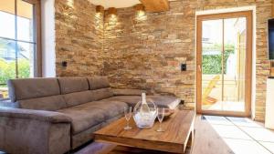 a living room with a couch and a table at Ferienwohnung Luxus 5 Sterne Ferienwohnung - Chalet Seenähe in Schalkenmehren