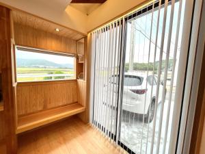 宗像市にあるむなかたkibacoの大きな窓があり、車が置いてある部屋
