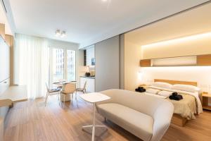 ミラノにあるTorre Milano Luxury Suite Gym-Pool&Rooftopのベッドとリビングルームのある寝室 +39枚の写真