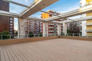ミラノにあるTorre Milano Luxury Suite Gym-Pool&Rooftopのアパートメントビルの空バルコニー