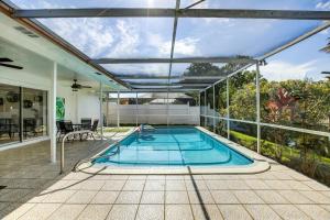una piscina cubierta con pérgola en una casa en Sunrise Family Oasis Pool Lake Canal Views, en Sunrise
