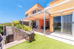 dom z kamienną ścianą i ogródkiem w obiekcie Vista Golf 12 by CanariasGetaway w mieście Maspalomas