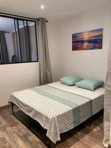 une chambre avec deux lits et une fenêtre dans l'établissement Le chant des vagues, à Marseille