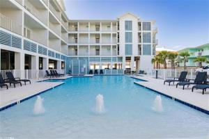 una piscina en medio de un edificio en Sea Glass 402 by Liquid Life, en Gulf Shores