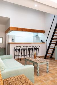 sala de estar con mesa y algunas sillas en Colina del Mar, en Torremolinos