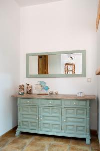 Un baño con una cómoda verde con espejo. en Colina del Mar, en Torremolinos