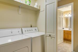 eine Waschküche mit Waschmaschine und Trockner in der Unterkunft Spacious Brian Head Mtn Getaway with Hot Tub! in Brian Head + 23 Fotos