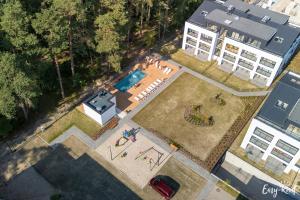 an overhead view of a backyard with a pool at Szumi Sosna - Apartament Studio - Premium - Sea Shell Łukęcin in Łukęcin