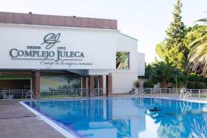 Bazén v ubytování Hotel Juleca nebo v jeho okolí