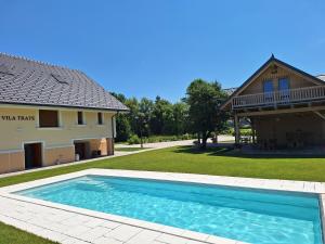 Križevci pri LjutomeruVila Trate的一栋房子和房子前面的游泳池