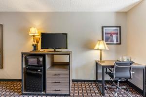 TV a/nebo společenská místnost v ubytování Quality Inn near Cedar Point - Huron, Sandusky OH