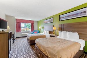 Postel nebo postele na pokoji v ubytování Quality Inn near Cedar Point - Huron, Sandusky OH + 37 fotografií