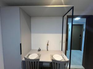 a bathroom with two sinks and two chairs at Flat Maravilhoso na Praia de Cabo Branco in João Pessoa