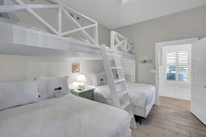Un dormitorio blanco con 2 camas y una escalera en Phoenix VII 7116 by Liquid Life, en Orange Beach 34 fotos más