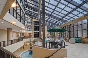 Un vestíbulo abierto con piscina y sombrilla. en Phoenix VII 7116 by Liquid Life, en Orange Beach