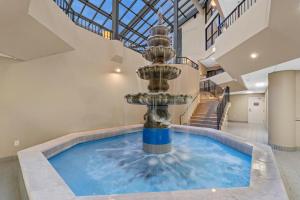 una piscina cubierta en un edificio con una fuente de agua en Phoenix VII 7116 by Liquid Life, en Orange Beach