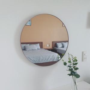 Postel nebo postele na pokoji v ubytování Nhà nghỉ Rico