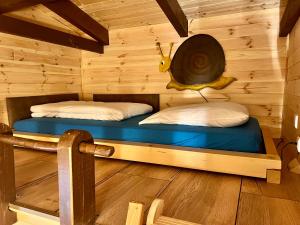 Ένα ή περισσότερα κρεβάτια σε δωμάτιο στο Holzhaus Bärenhöhle am Wald und See