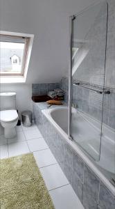 ein Badezimmer mit einer Dusche, einer Badewanne und einem WC in der Unterkunft Maison mer et campagne in Pluvigner + 13 Fotos