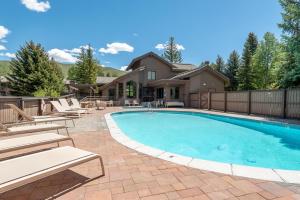 una piscina con sillas y una casa en Snowcreek Condo 1516, en Sun Valley