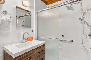 een badkamer met een wastafel en een douche bij Casa de La Rosa in Santa Fe NM in Santa Fe +42 foto's