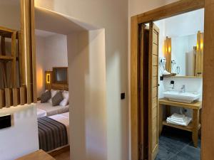 Кровать или кровати в номере Bodrum Konağı